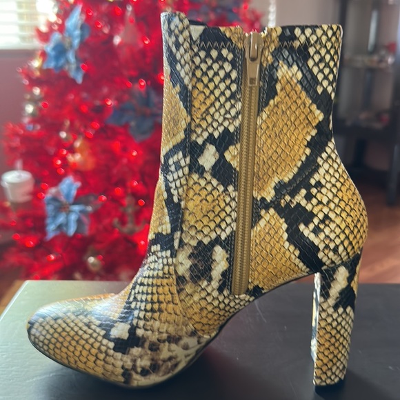 Aldo Sneak Booties. Yellow/black,white/cream. Size 7 - Picture 4 of 8